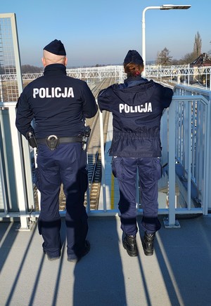 Policjanci kontrolują linie kolejowe.