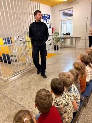 Spotkanie profilaktyczne policjantów z dziećmi w szkole.