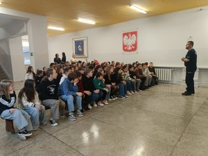 Spotkanie profilaktyczne policjantów z dziećmi w szkole.