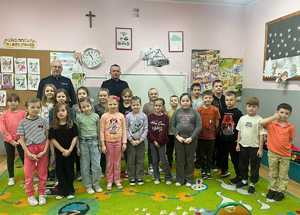 Spotkanie profilaktyczne policjantów z dziećmi w szkole.