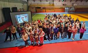 Spotkanie profilaktyczne policjantów z dziećmi w szkole.