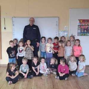 Spotkanie profilaktyczne policjantów z dziećmi w szkole.