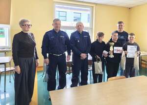 Zdjęcie przedstawiające policjantów i osoby cywilne podczas wydarzenia.