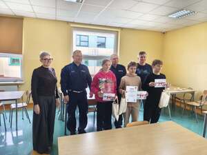 Laureaci, policjanci i opiekunowie na zdjęciu.