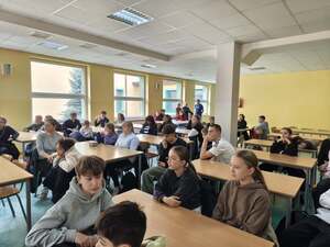 Zawodnicy piszą test teoretyczny.