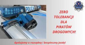 Zdjęcie z napisami oraz radarem na dachu radiowozu.