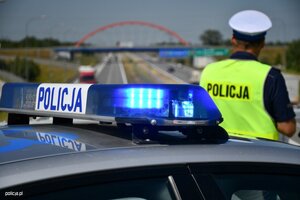 Policjant dokonujący pomiaru prędkości.