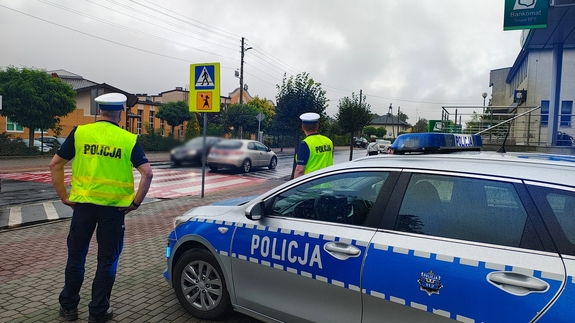 Policjanci w rejonie szkoły.