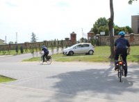 dwóch policjantów jadących droga na rowerach