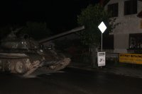czołg stojący na ulicy